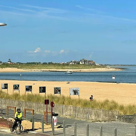 Les Pieds Dans L'eau / F2 Avec Vue Sur ウルガット